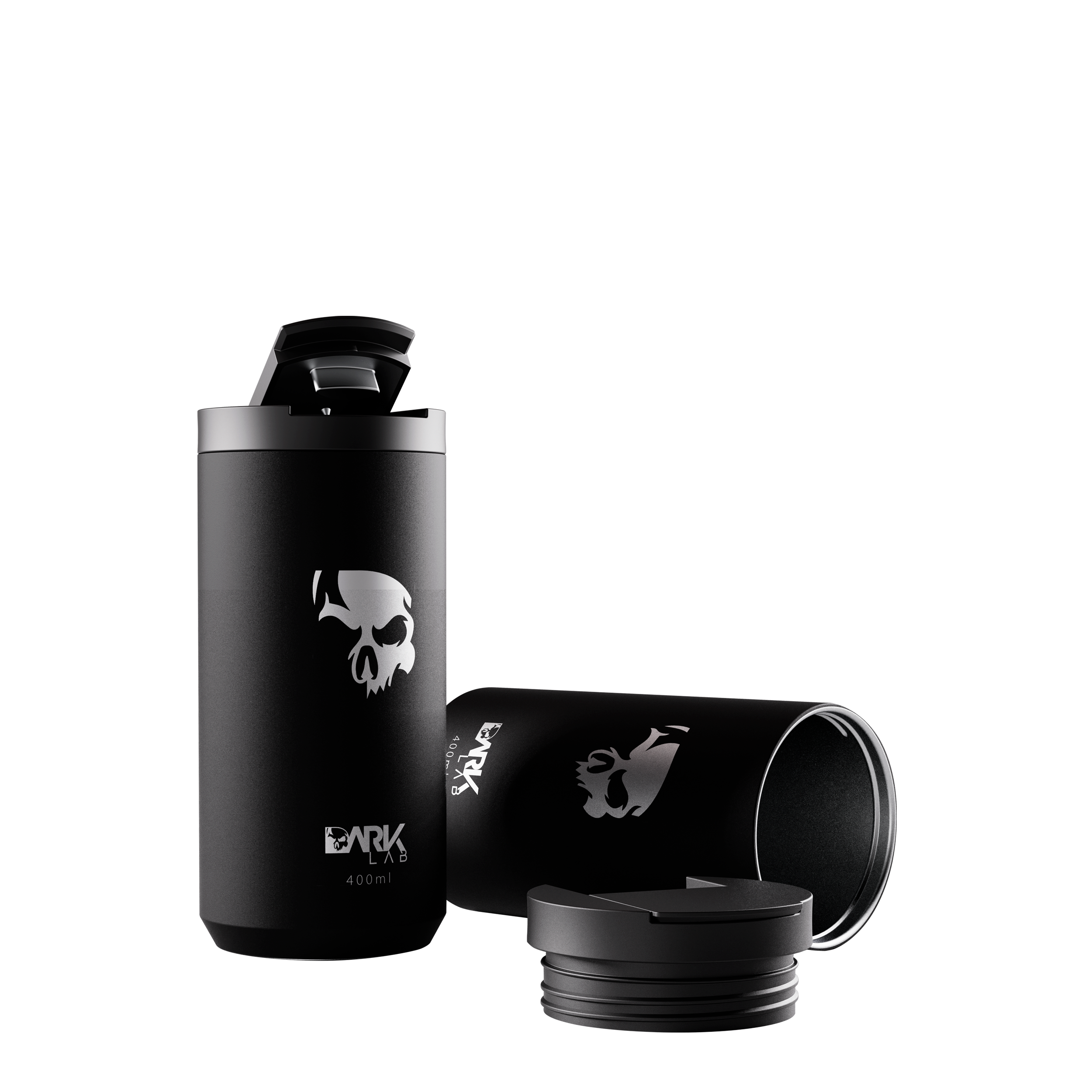 Dois copos Térmicos de 400ml para Bebidas Quentes e Geladas da Marca Dark Lab com a logo da marca e caveira, ícone da Dark Lab, na parte frontal. Um dos copos está em pé, com a tampa aberta, e o outro está deitado, com a tampa ao seu lado, sendo possível ver o interior do copo.