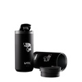 Dois copos Térmicos de 400ml para Bebidas Quentes e Geladas da Marca Dark Lab com a logo da marca e caveira, ícone da Dark Lab, na parte frontal. Um dos copos está em pé, com a tampa aberta, e o outro está deitado, com a tampa ao seu lado, sendo possível ver o interior do copo.