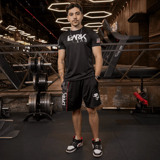 Homem na academia usando a bermuda masculina da Dark Lab