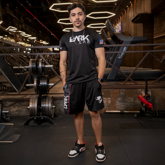 Homem na academia usando a bermuda masculina da Dark Lab