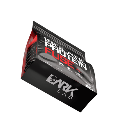 Embalagem de 900g do Isolate Protein Fuse, o blend proteico da marca Dark Lab com a logo da marca no fundo do pacote.