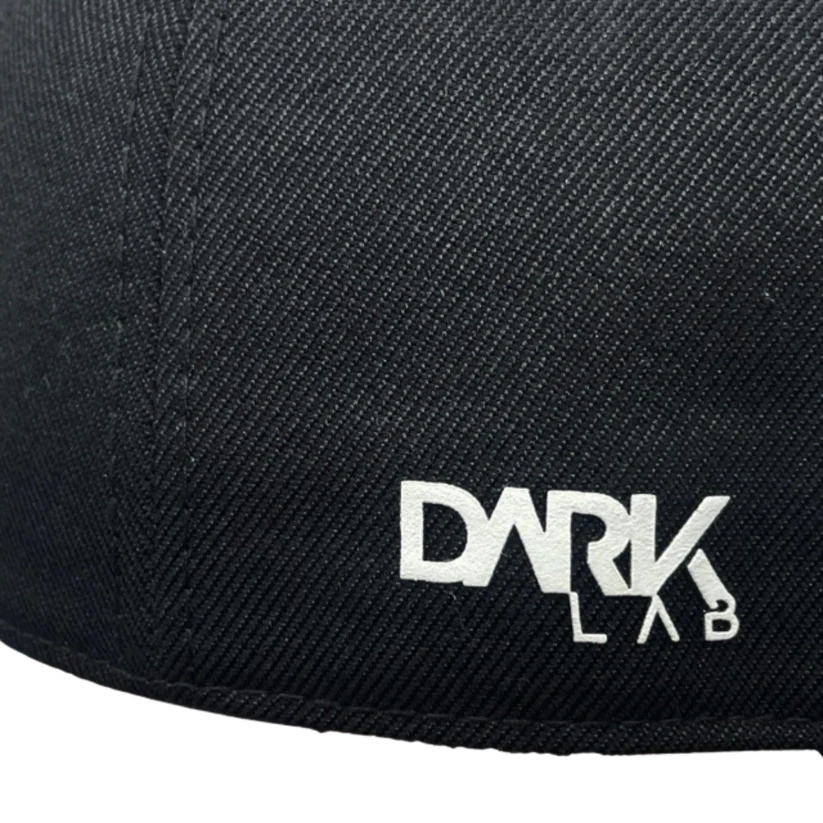 Detalhe mostrando a logo da Dark Lab do boné snapback para academia da marca