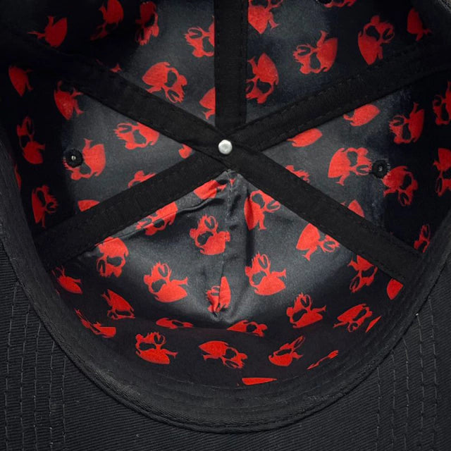 Parte interna do boné snapback da Dark Lab com diversas caveirinhas símbolo da Dark Lab, vermelhas 