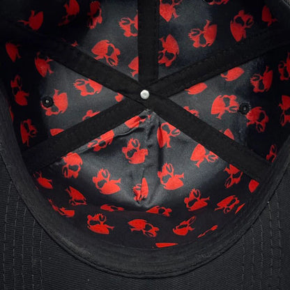 Parte interna do boné snapback da Dark Lab com diversas caveirinhas símbolo da Dark Lab, vermelhas 