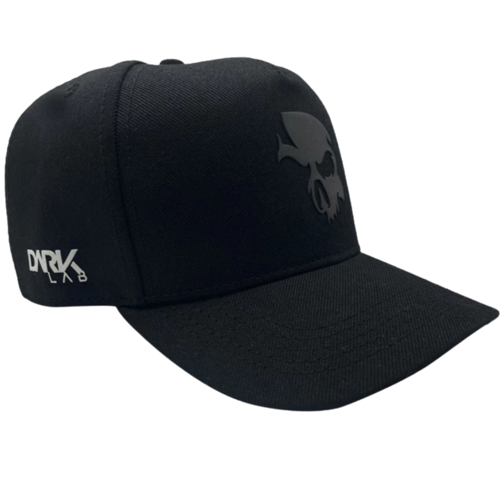 Boné snapback da Dark Lab visto de lado mostrando a logo da marca em uma das laterais e o símbolo de caveira da marca na frente