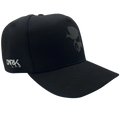 Boné snapback da Dark Lab visto de lado mostrando a logo da marca em uma das laterais e o símbolo de caveira da marca na frente