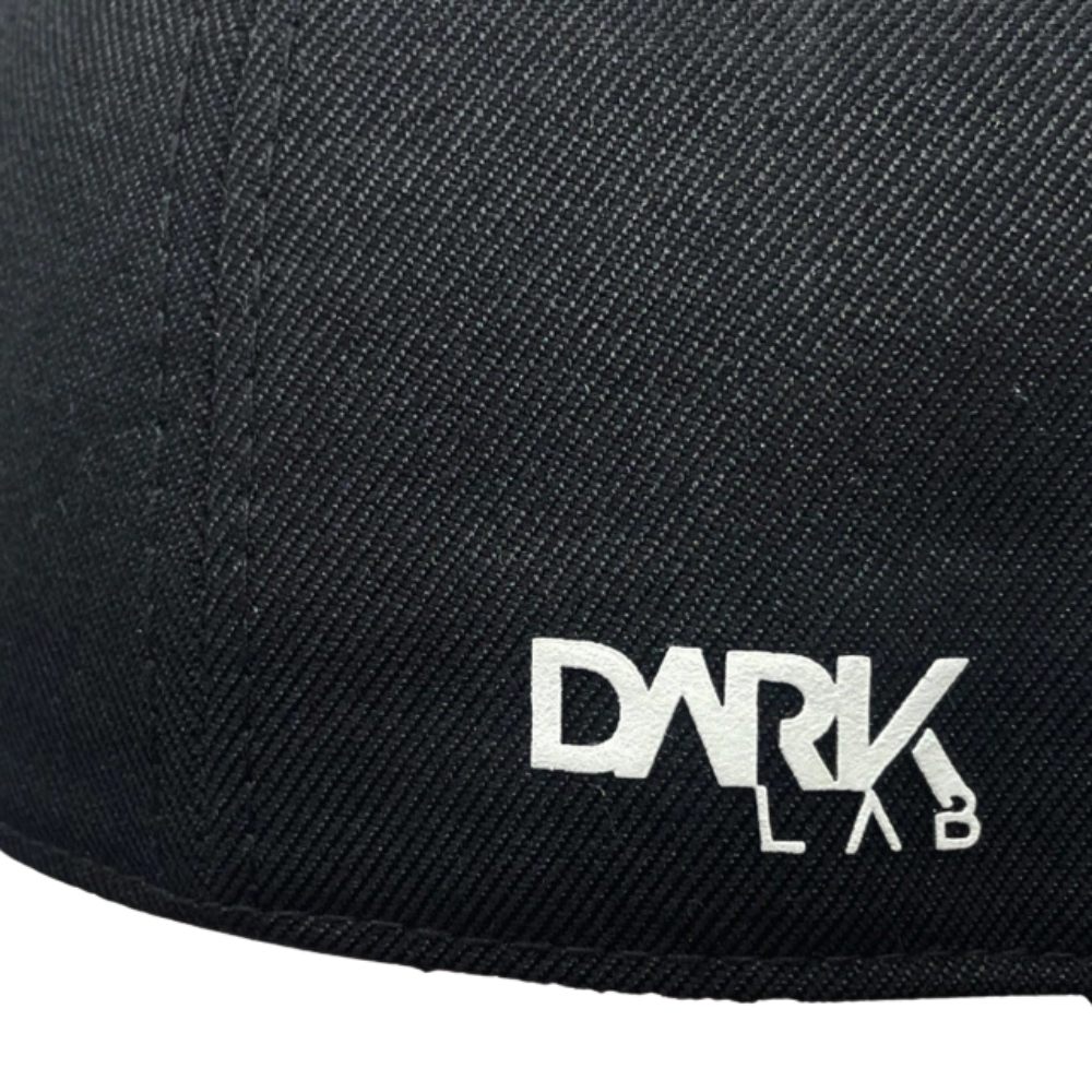 Detalhe mostrando a logo da Dark Lab do boné snapback para academia da marca