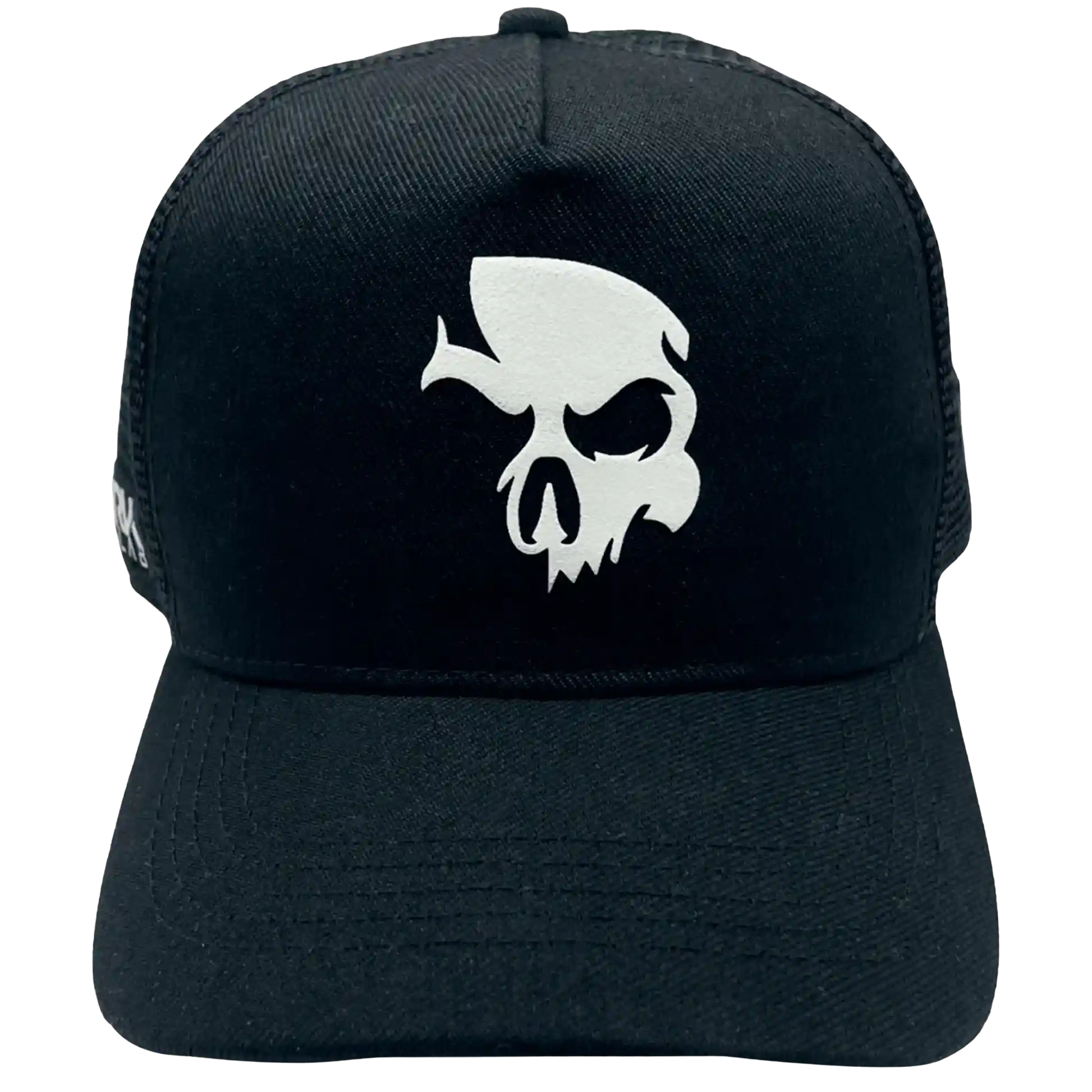 Parte da frente do Boné Trucker da Dark Lab em parceria com a BLCK mostrando a caveira símbolo da Dark Lab 