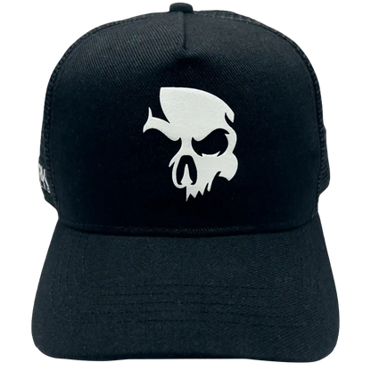Parte da frente do Boné Trucker da Dark Lab em parceria com a BLCK mostrando a caveira símbolo da Dark Lab 