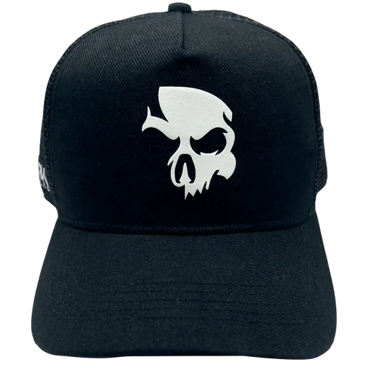Parte da frente do Boné Trucker da Dark Lab em parceria com a BLCK mostrando a caveira símbolo da Dark Lab 
