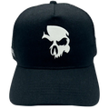 Parte da frente do Boné Trucker da Dark Lab em parceria com a BLCK mostrando a caveira símbolo da Dark Lab 