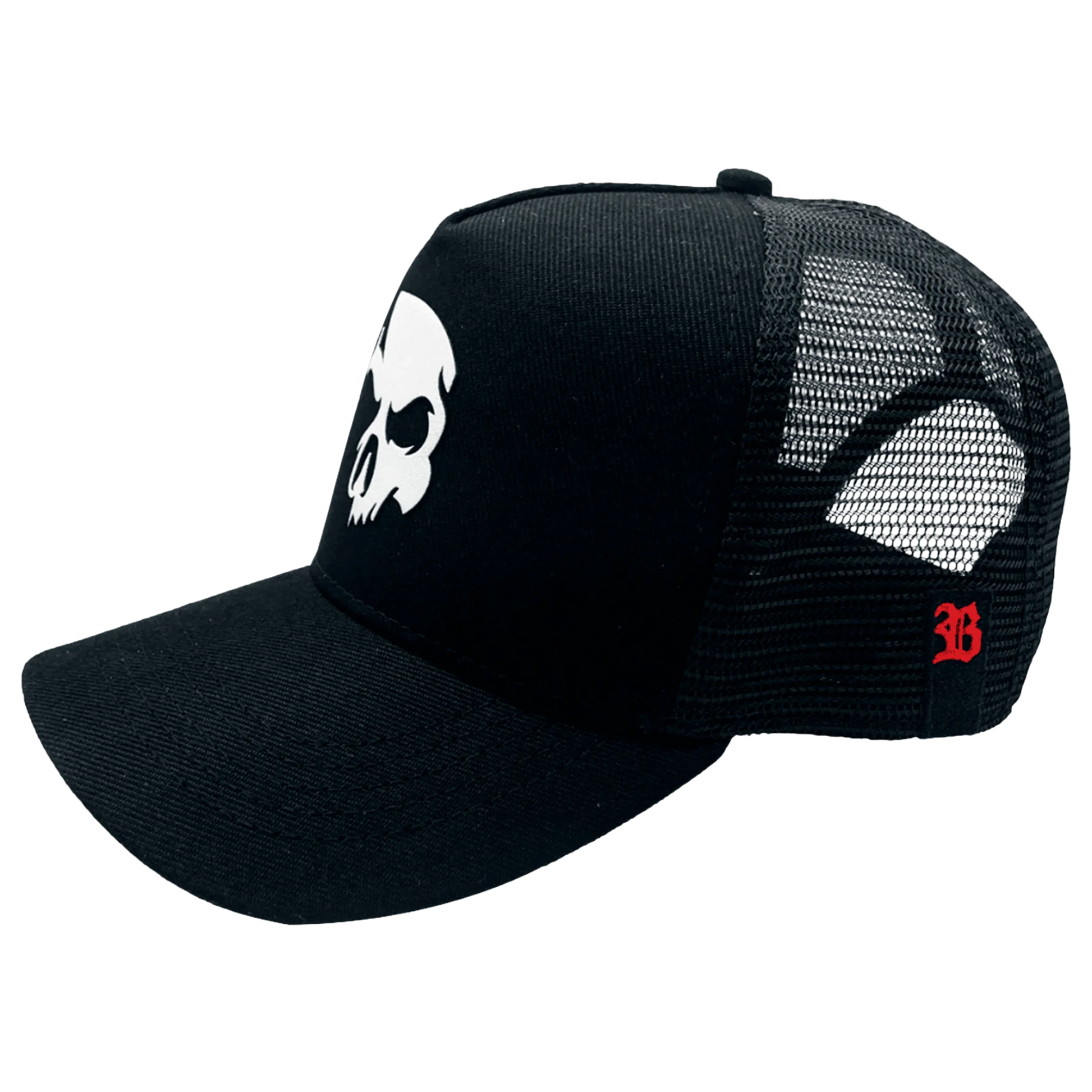 Boné Trucker da marca Dark Lab em parceria com a BLCK visto de lado com a caveira símbolo da Dark Lab na frente e a logo da BLCK na lateral.