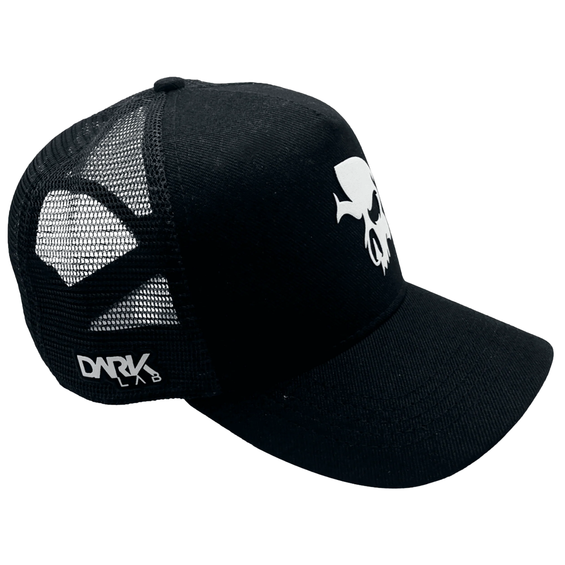 Boné Trucker da Dark Lab em parceria com a BLCK visto de lado com a caveira símbolo da Dark Lab na frente e a logo da marca na lateral.