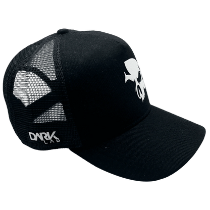 Boné Trucker da Dark Lab em parceria com a BLCK visto de lado com a caveira símbolo da Dark Lab na frente e a logo da marca na lateral.