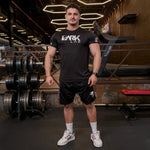 Homem na academia usando Camiseta de Caveira para Treino da Dark Lab 