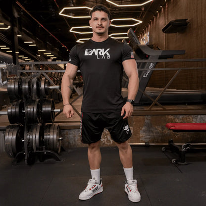 Homem na academia usando Camiseta de Caveira para Treino da Dark Lab 
