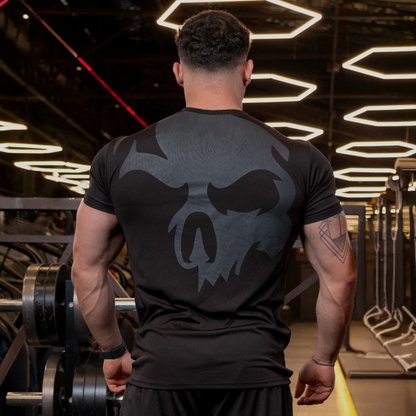Homem de costas na academia usando Camiseta de Caveira para Treino da Dark Lab que tem a caveira ícone da marca.