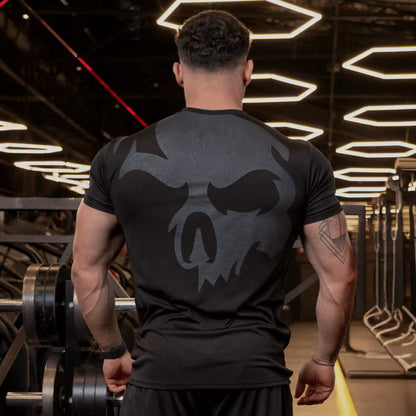 Homem de costas na academia usando Camiseta de Caveira para Treino da Dark Lab que tem a caveira ícone da marca.