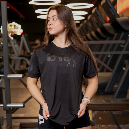 Mulher na academia usando camiseta Dry-fit Preta de caveira da Dark Lab