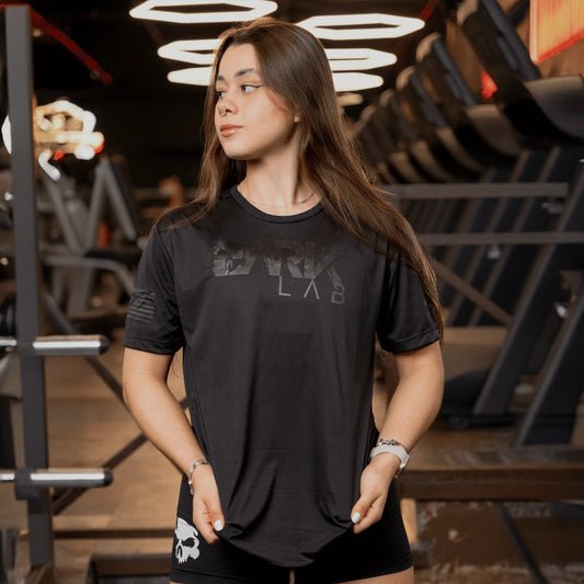 Mulher na academia usando camiseta Dry-fit Preta de caveira da Dark Lab