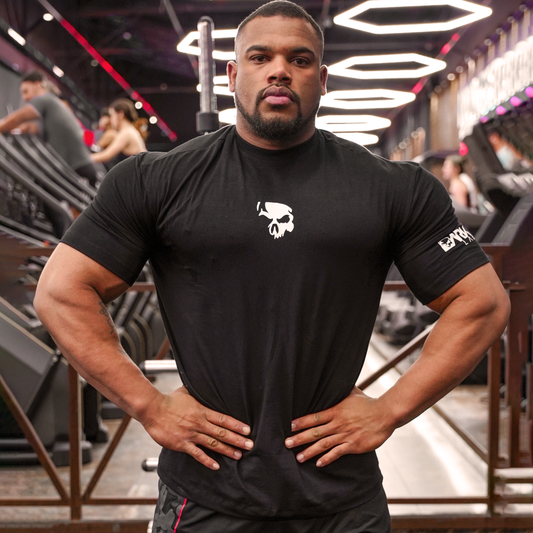 Homem fazendo pose na academia usando a Camiseta Modo Simbionte da Dark Lab