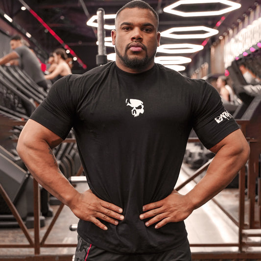 Homem fazendo pose na academia usando a Camiseta Modo Simbionte da Dark Lab