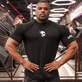 Homem fazendo pose na academia usando a Camiseta Modo Simbionte da Dark Lab