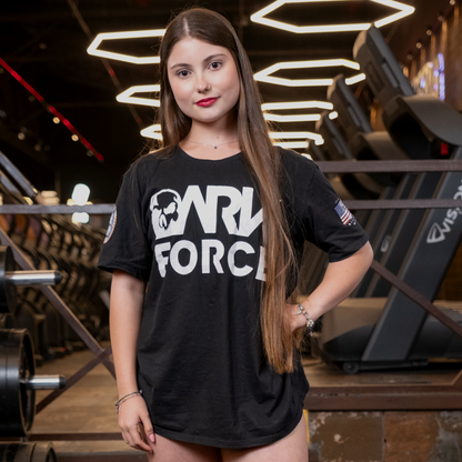 Mulher na academia usando camiseta para Academia Dark Force 100% Algodão com a escrita "Dark Force" na região frontal