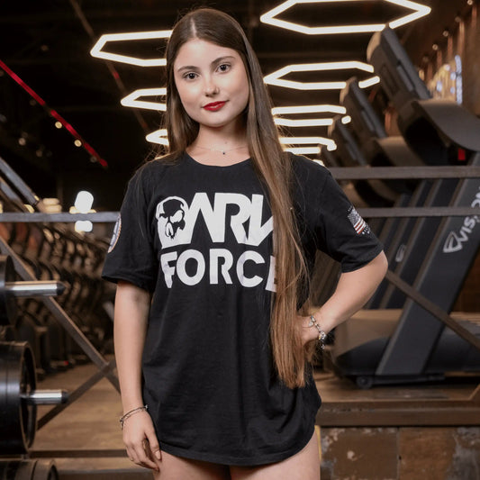 Mulher na academia usando camiseta para Academia Dark Force 100% Algodão com a escrita "Dark Force" na região frontal