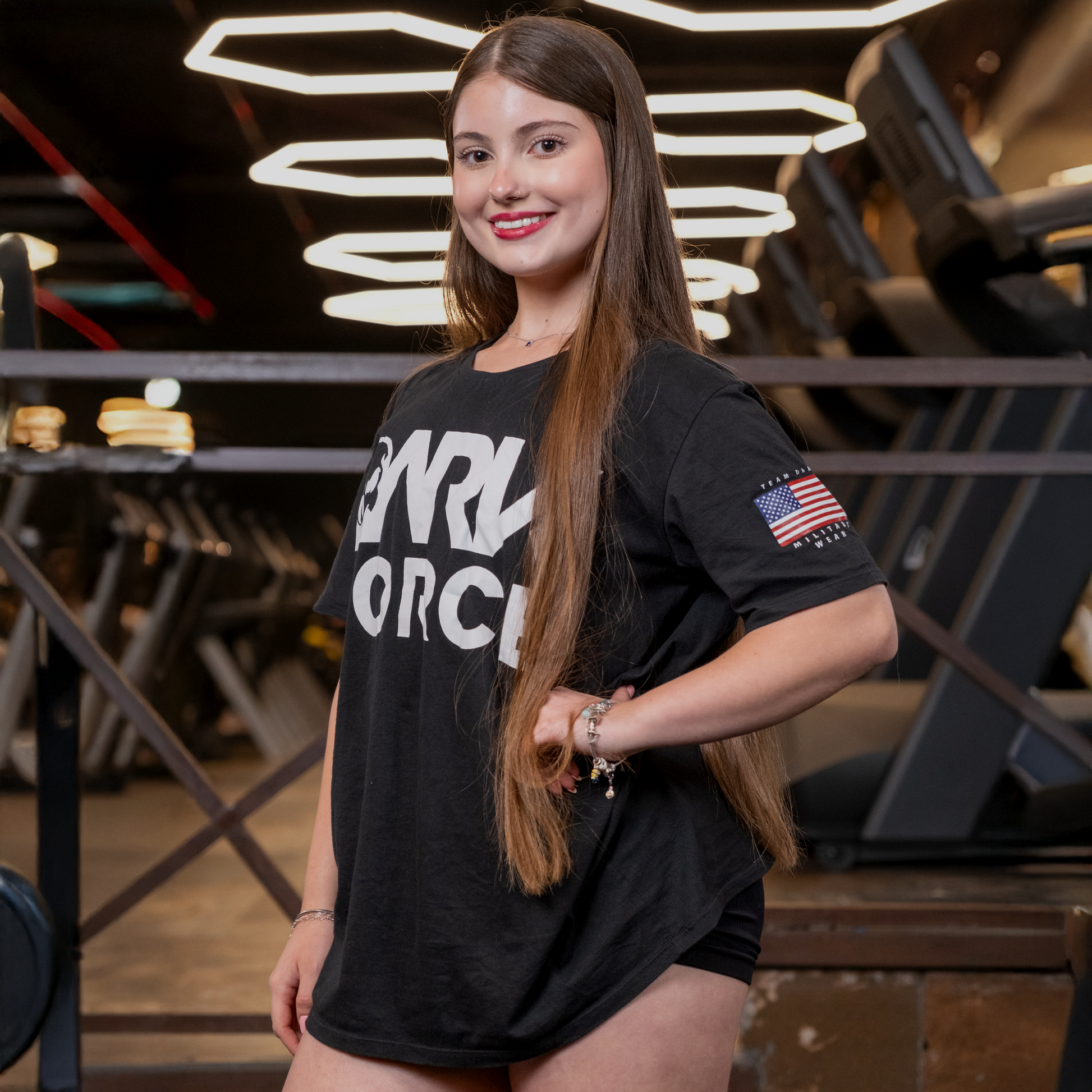 Mulher fazendo pose na academia usando a camiseta para Academia Dark Force da Dark Lab