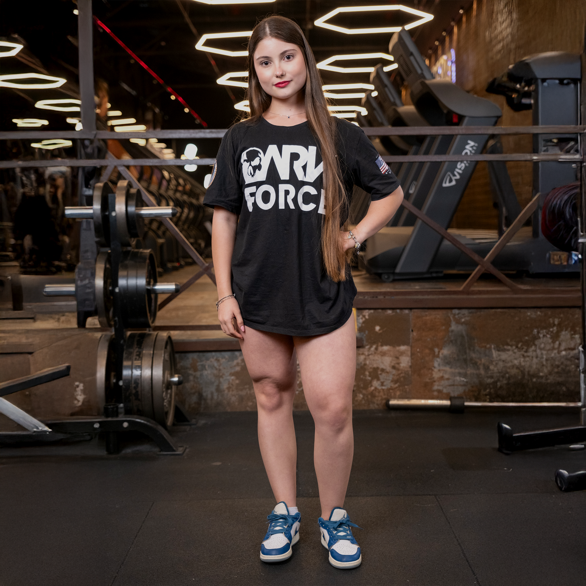 Mulher na academia usando a camiseta para Academia Dark Force da marca Dark Lab