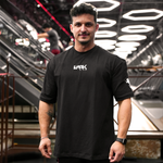 Homem na academia usando a camiseta Welcome To The Future da Dark Lab com a logo da dark lab na parte da frente 