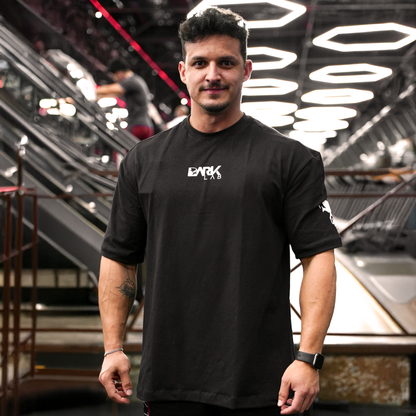 Homem na academia usando a camiseta Welcome To The Future da Dark Lab com a logo da dark lab na parte da frente 