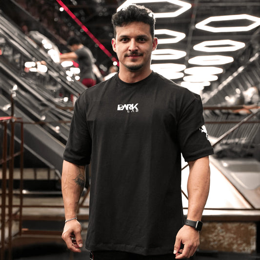 Homem na academia usando a camiseta Welcome To The Future da Dark Lab com a logo da dark lab na parte da frente 