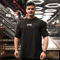 Homem na academia usando a camiseta Welcome To The Future da Dark Lab com a logo da dark lab na parte da frente 