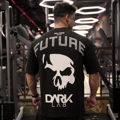 Homem na academia de costas usando a camiseta Welcome To The Future da Dark Lab com a escrita "welcome to the future" e a logo da dark lab na parte de trás.