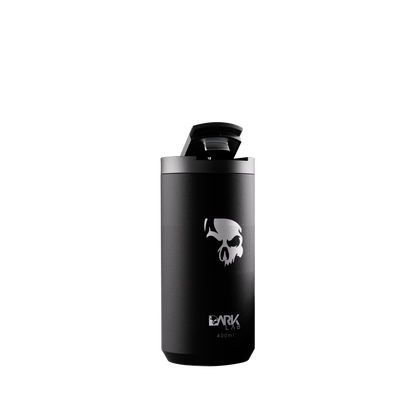 Copo Térmico 400ml para Bebidas Quentes e Geladas da Marca Dark Lab com a tampa levantada, contendo a logo da marca e caveira, ícone da Dark Lab na parte frontal.