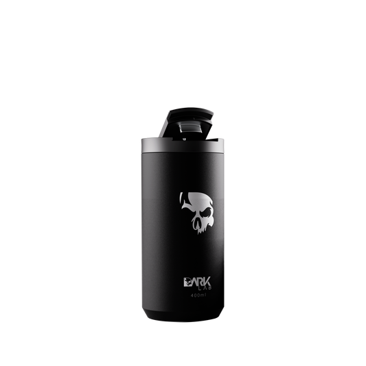 Copo Térmico 400ml para Bebidas Quentes e Geladas da Marca Dark Lab com a tampa levantada, contendo a logo da marca e caveira, ícone da Dark Lab na parte frontal.
