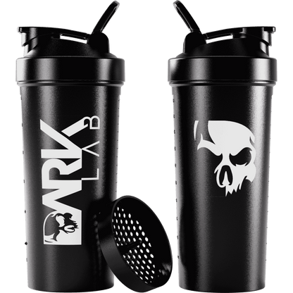 Duas coqueteleiras de caveira com rede de 700ml da marca Dark Lab, uma mostrando a parte da frente, com a logo da marca, e outra mostrando a parte de trás, caveira, ícone da marca. 