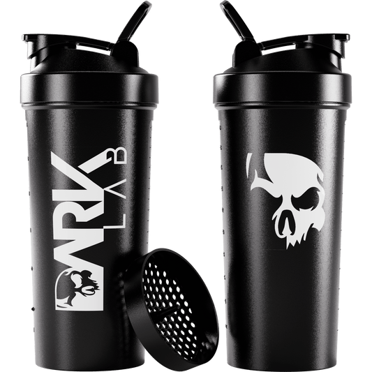 Duas coqueteleiras de caveira com rede de 700ml da marca Dark Lab, uma mostrando a parte da frente, com a logo da marca, e outra mostrando a parte de trás, caveira, ícone da marca. 