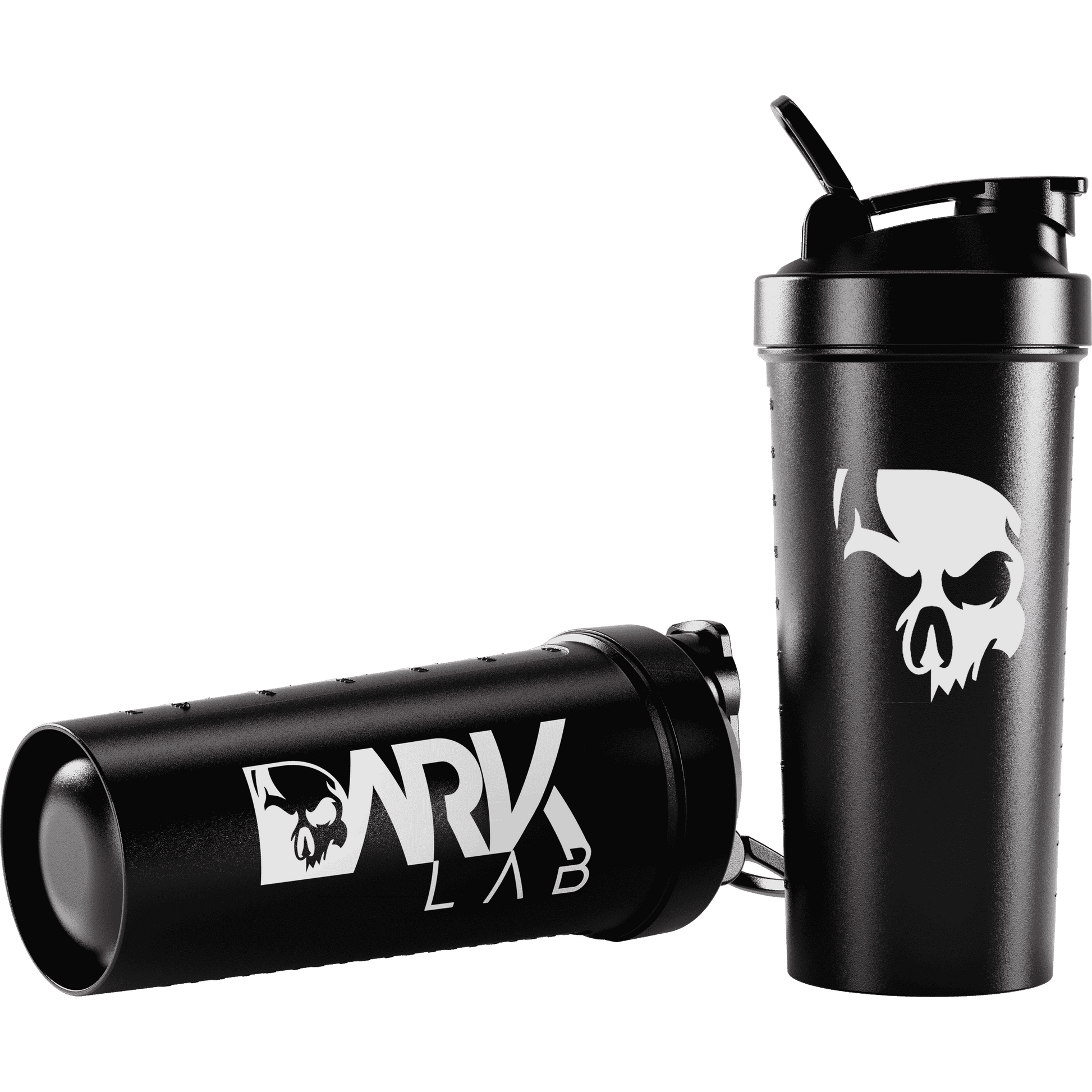 Duas coqueteleiras de caveira com rede de 700ml da marca Dark Lab, uma deitada mostrando a logo da marca Dark Lab e outra em pé, mostrando a caveira, ícone da marca.