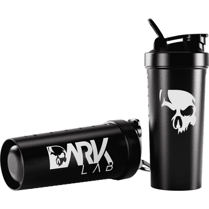 Duas coqueteleiras de caveira com rede de 700ml da marca Dark Lab, uma deitada mostrando a logo da marca Dark Lab e outra em pé, mostrando a caveira, ícone da marca.