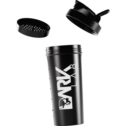 Coqueteleira de caveira com rede de 700ml da marca Dark Lab, mostrando a rede e a tampa da coqueteleira.