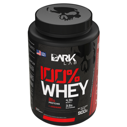 Pote de 900g do whey protein da Dark Lab levemente inclinado mostrando sua tampa com a logo da Dark Lab em relevo