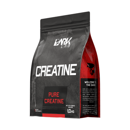 Embalagem da creatina Dark Lab mostrando a parte lateral do pacote, com informações sobre o produto e a marca.