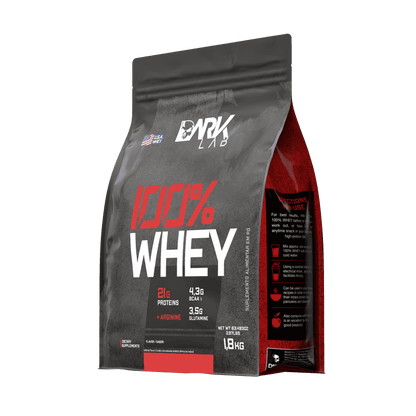 Embalagem de 1,8k de whey protein 100% da marca Dark Lab mostrando a parte lateral onde há instruções sobre o modo de preparo do Whey Protein