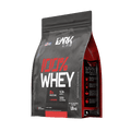 Embalagem de 1,8k de whey protein 100% da marca Dark Lab mostrando a parte lateral onde há instruções sobre o modo de preparo do Whey Protein