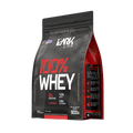 Embalagem refil de whey protein da Dark Lab levemente inclinada mostrando o modo de consumo do whey protein