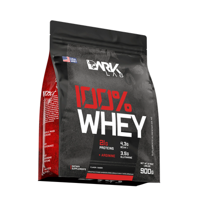 embalagem do refil 900g do whey protein da marca Dark Lab levemente inclinada mostrando a parte lateral do produto.
